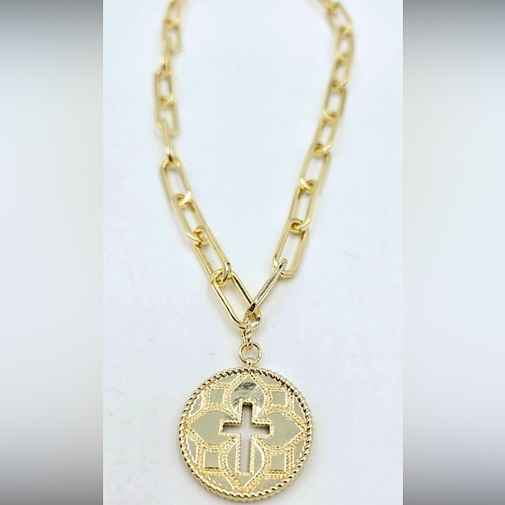 🌼BOGO50%🌼 🆕🌿 Paperclip Cross Medallion Necklace
